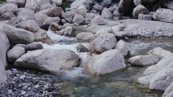 山河的慢流。风景如画。周围的白石. — 图库视频影像