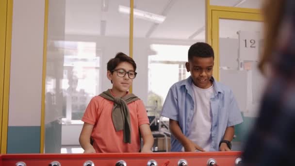 Gyerekek csocsóznak szünetben az iskolában ugrás az öröm a győzelem — Stock videók