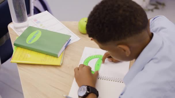 Keményen dolgozó fiú rajz geometria leckét szögmérő, vonalzó és ceruza — Stock videók