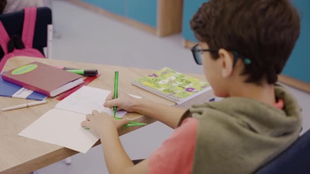 Menino cuidadoso desenho em aula de geometria com régua e lápis, escola primária — Vídeo de Stock