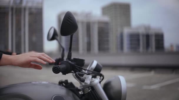 Detailní záběr motorkář ruční kroucení motocykl plyn na vrcholu parkoviště — Stock video
