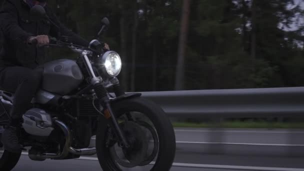 Zbliżenie strzał człowiek jazda scrambler motocykl na autostradzie — Wideo stockowe