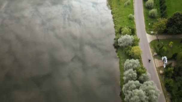 Motocycliste conduite sur une autoroute avec une belle nature verte filmé avec drone — Video