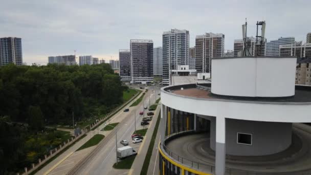 Człowiek jazda na motocyklu na szczyt parkingu w mieście sfilmowane dronem — Wideo stockowe