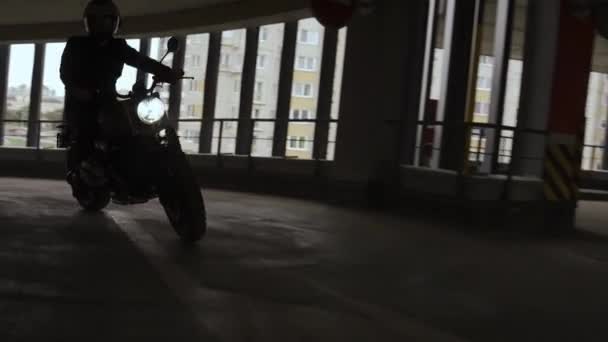 Homme moto tournant sur le coin du parking multi-niveaux — Video