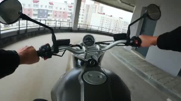 Вид від першої особи на поворот на мотоциклі на багаторівневому паркінгу — стокове відео