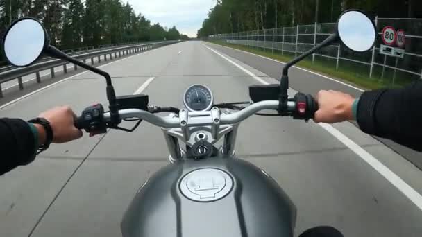 Primeira pessoa vista de condução em uma moto na estrada através da floresta — Vídeo de Stock