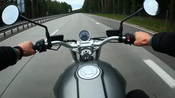 Första person syn på körning på en motorcykel på motorvägen genom skogen — Stockvideo