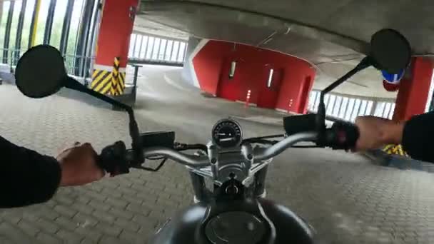 Widok pierwszej osoby na zakręty na motocyklu na parkingu wielopoziomowym — Wideo stockowe