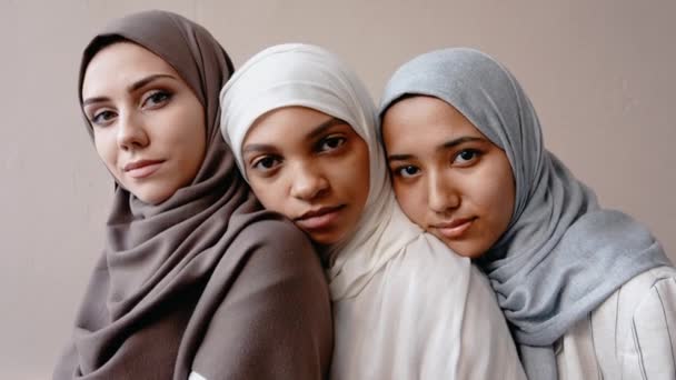 Three muslim girls putting heads on each others shoulder and smiling at camera — Stock Video