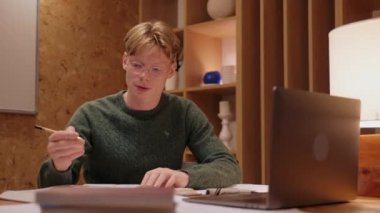 Adamın evdeki bilgisayarında konferans videosu var. Bir şeyi açıklıyor. 