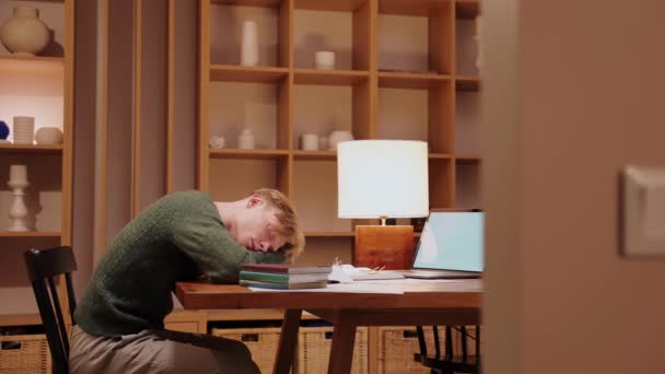 Kerl schlief ein, während er Hausaufgaben am Tisch machte, auf Büchern liegend, Seitenansicht — Stockvideo