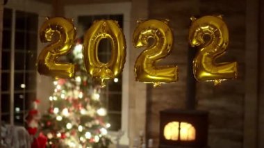 2022 yılının altın yılbaşı parti balonları festivalin arka planında