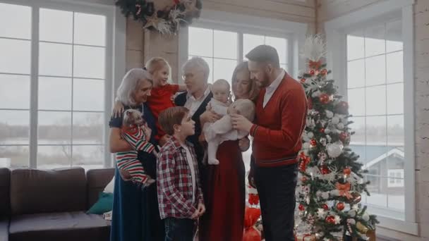 Familia con niños y abuelos disfrazados para Nochebuena, mira la cámara — Vídeos de Stock