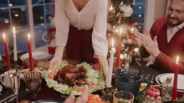 Una donna serve pollo in tavola la vigilia di Natale, tutti applaudono — Video Stock