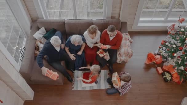 Família feliz com crianças e avós abrir presentes na manhã de Natal — Vídeo de Stock