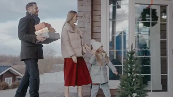 Сім'я з дітьми приходить в будинок бабусь і дідусів, щоб відсвяткувати Різдво — стокове відео