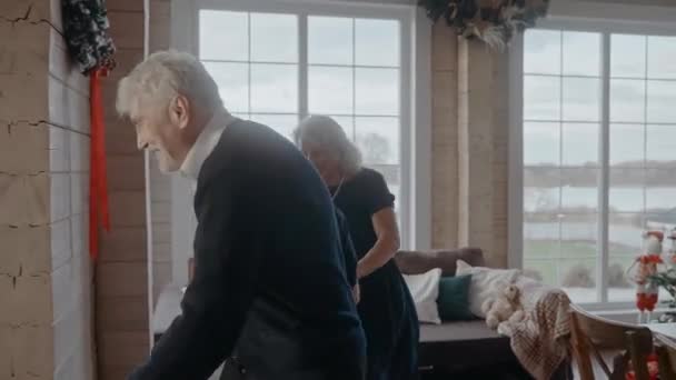 Grandparents welcome their children in house to celebrate Christmas — Stock Video