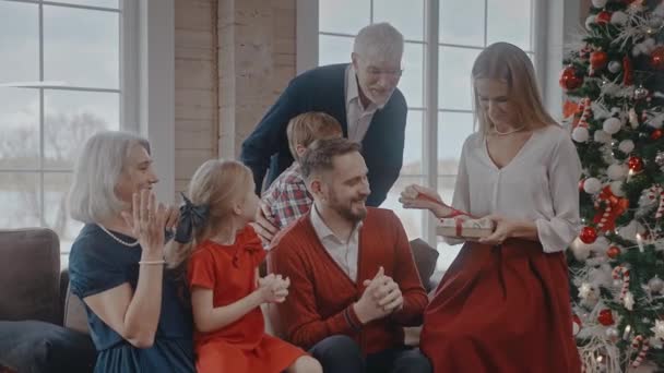 Muž dává své ženě zlatý náramek jako vánoční dárek, celá rodina vzrušená — Stock video