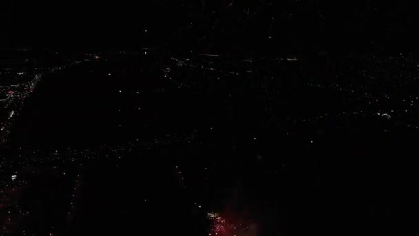 Video drone emas, kembang api merah dan hijau meledak tinggi di langit di atas kota — Stok Video