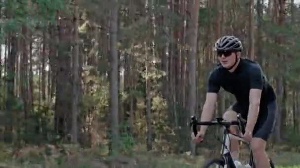 Чоловічий велосипедист їде на шоломі на шоломі — стокове відео
