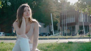 Küçük kız annesine koşuyor, çimlerin üzerinde oturuyor, ona sarılıyor ve düşüyor. 