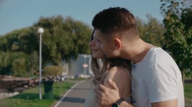 Koca, güzel bir gölün kıyısında karısına sarılıyor.. 