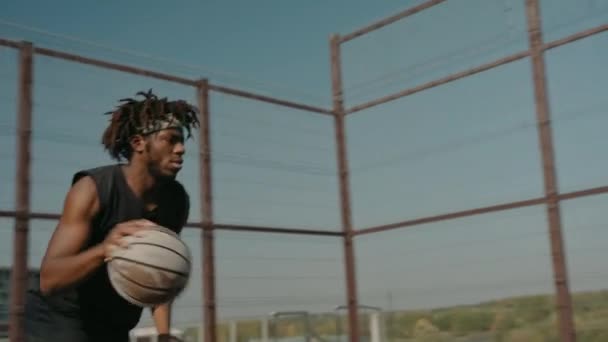 Černoch vlaky dělá slam dunk sám na ulici basketbalové hřiště — Stock video