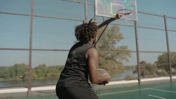 Man tåg kasta basket i korg ensam på en gata domstol — Stockvideo