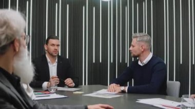 Eleman ve personel iş toplantısında el sıkışıyor.