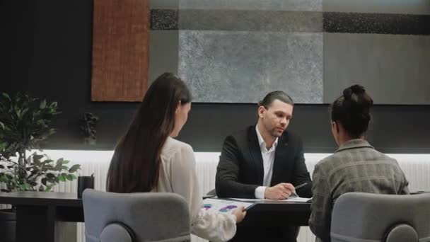 Hombre asesor vendedor hablando con las mujeres en la oficina moderna — Vídeos de Stock