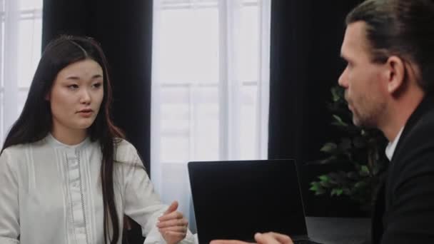 Mujeres tiene una discusión con el hombre de negocios de ventas en la oficina moderna — Vídeos de Stock
