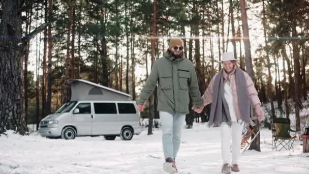 Pareja romántica caminar en su campamento tomados de la mano, disfrutando de la vida van — Vídeos de Stock