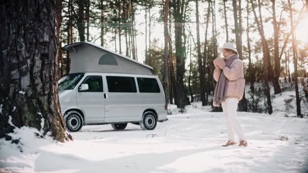 Романтична пара відпочиває в лісі в сонячний зимовий день, насолоджуючись життям фургона — стокове відео