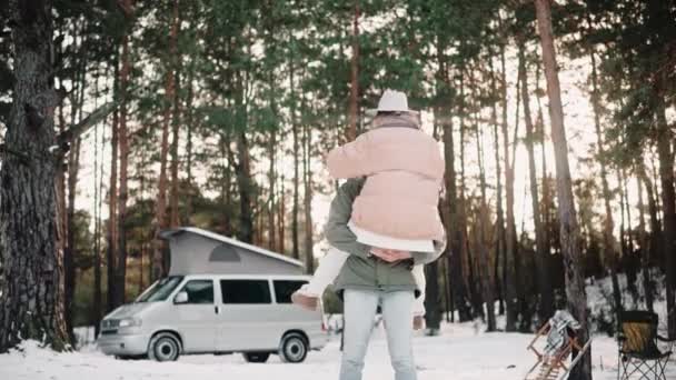 Романтична щаслива пара відпочиває в лісі в сонячний зимовий день, насолоджуючись життям фургона — стокове відео