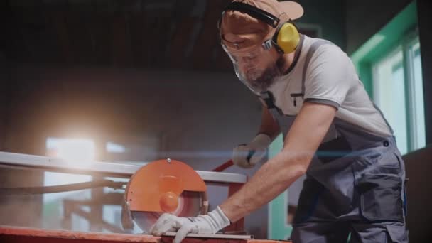 Pracownik ceramiki korzystający z elektrycznego frezu do płytek w studiu budowlanym — Wideo stockowe