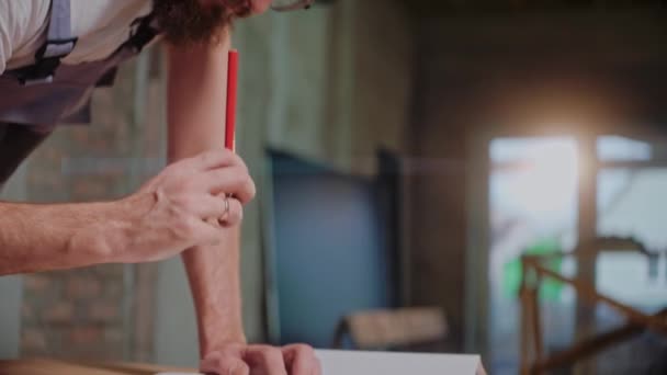 План будівництва чоловіків на папері великого формату — стокове відео