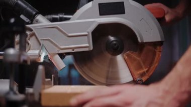 Dairesel testere üzerinde tahta kesme işlemi yavaş ilerliyor