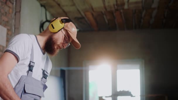 Muž stavitel pomocí elektrického šroubováku ve stavebním studiu — Stock video