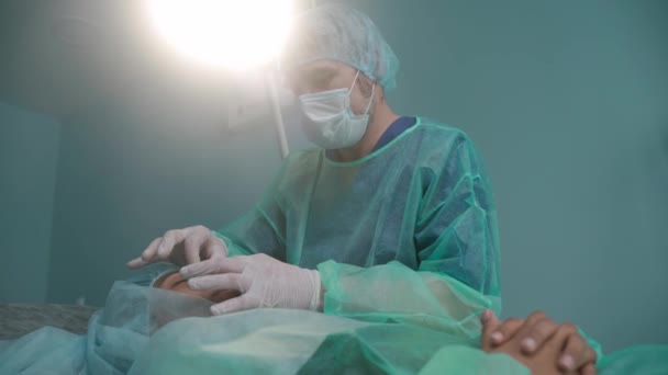Κοντινό πλάνο του χειρουργού που εκτελεί ρινοπλαστική σε πράσινα προστατευτικά φορέματα — Αρχείο Βίντεο