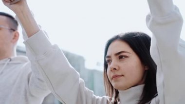 Bir kadın protestoda güvercin ve 