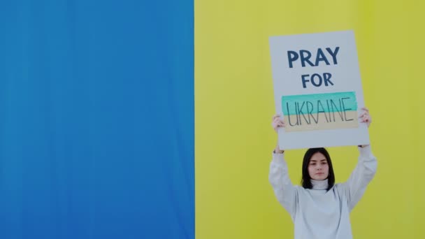 Mulher Segura Cartaz Com Citação Orar Pela Ucrânia Contra Enorme — Vídeo de Stock