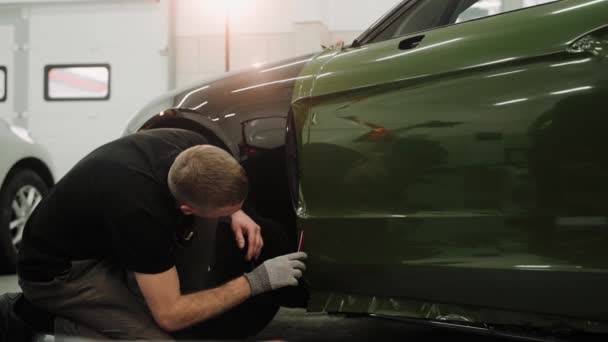 Primer Plano Vinilo Envolviendo Puerta Coche Especialista Mecánico Corta Envoltura — Vídeos de Stock