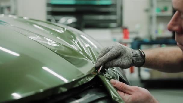 Specjalista Mechanik Tnie Khaki Zielony Winylowy Zawijania Samochodu Zamknij Ujęcie — Wideo stockowe