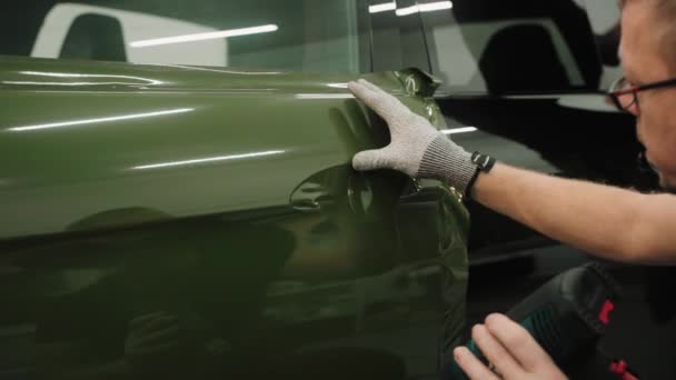 Primer Plano Hombre Vinilo Envolviendo Puerta Del Coche Suavizando Película — Vídeos de Stock