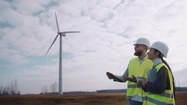 Інженери Екологи Використовують Цифровий Планшет Розмовляють Вітряному Полі Інженери Екологи — стокове відео