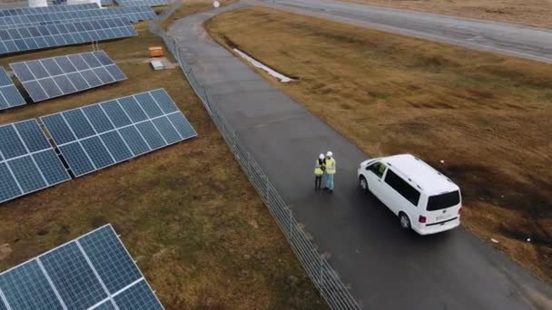 Дронний Знімок Екологічних Інженерів Проходять Через Поле Сонячної Панелі Інженери — стокове відео