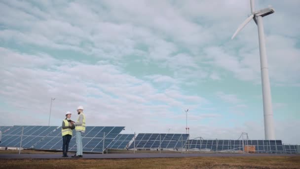 Інженери Екологи Використовують Цифровий Планшет Спілкуються Полі Сонячної Панелі Інженери — стокове відео