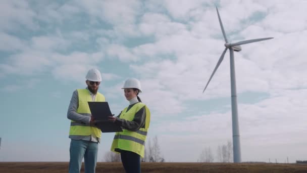 Inżynierowie Ekologiczni Omawiający Informacje Polu Wiatraków Inżynierowie Ochrony Środowiska Pracują — Wideo stockowe