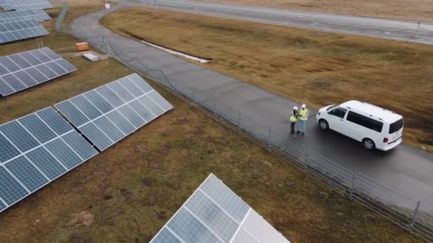 Дронний Знімок Екологічних Інженерів Проходять Через Поле Сонячної Панелі Інженери — стокове відео